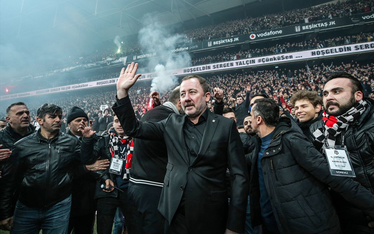Beşiktaş'ta yeni teknik direktör Sergen Yalçın için imza töreni düzenlendi