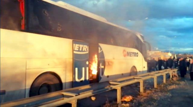 Yolcu otobüsünde yangın! Kapılar açılmayınca vatandaşlar camları kırdı