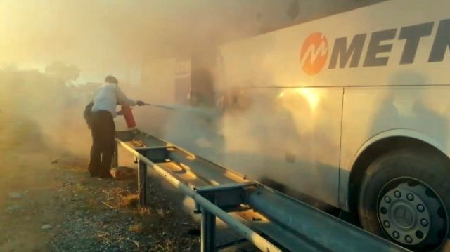 Yolcu otobüsünde yangın! Kapılar açılmayınca vatandaşlar camları kırdı