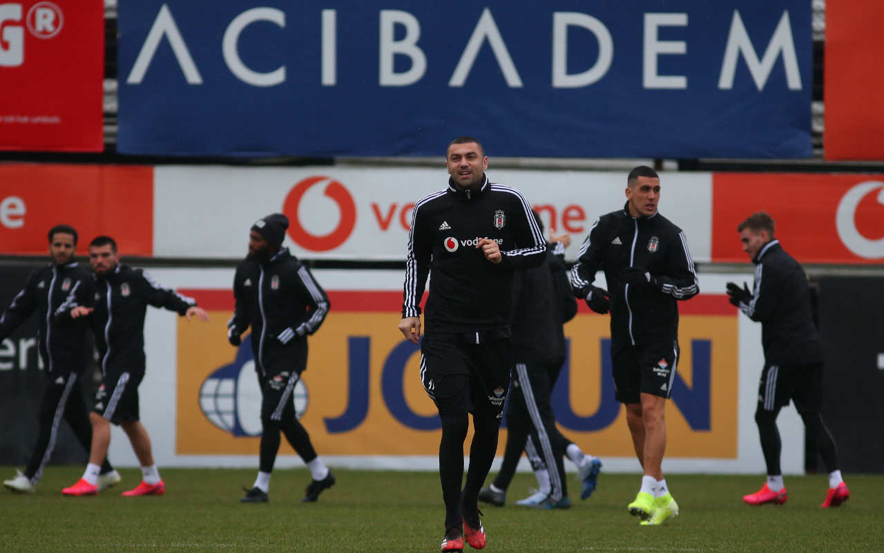 Yağmur altında çalışan Beşiktaş'ta yüzler gülüyor