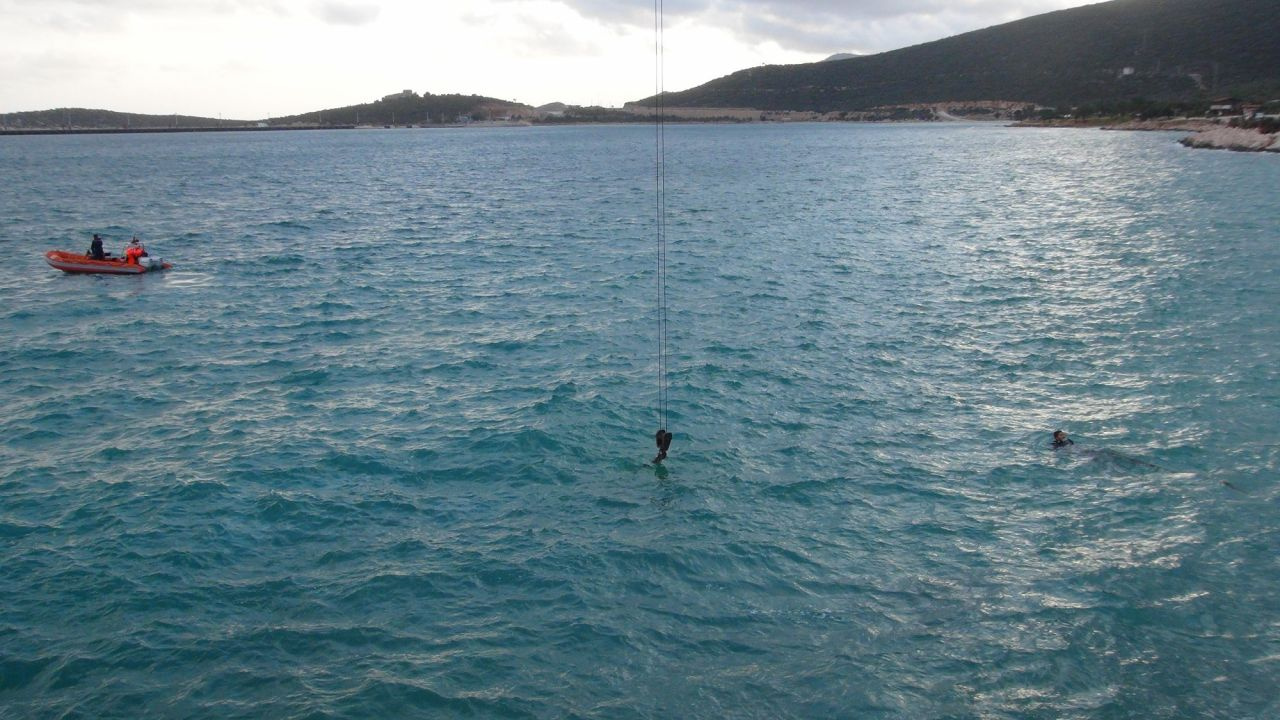 Mersin'de bir kişi taksisini denize sürüp intihar etti