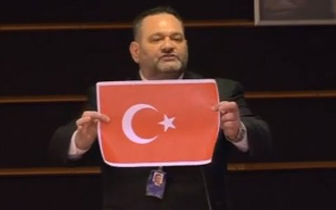 Yunan vekil Ioannis Lagos AP'de Türk bayrağını yırttı