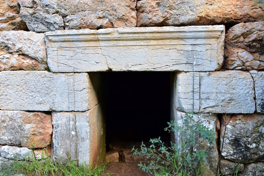 Yıllarca adak adanan dualar edilen türbe Yunan savaşçının mezarı çıktı