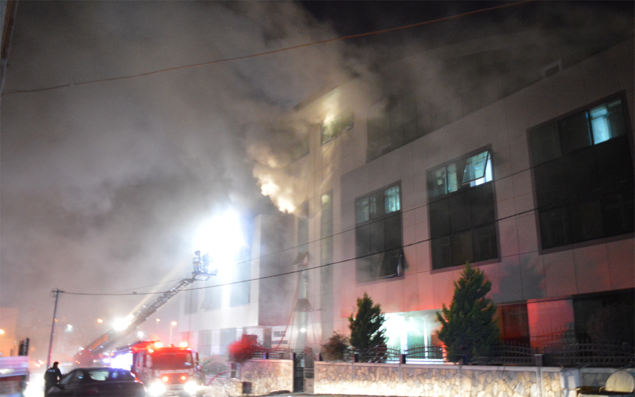 Esenyurt'da dört katlı bir tekstil fabrikasında yangın