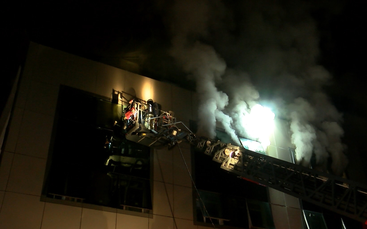 Esenyurt'ta tekstil fabrikasının deposunda yangın