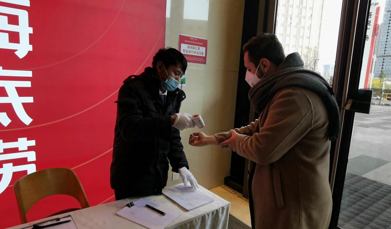 Koronavirüs'ün ortaya çıktığı kentte yaşayan Türk oyuncu dehşeti anlattı
