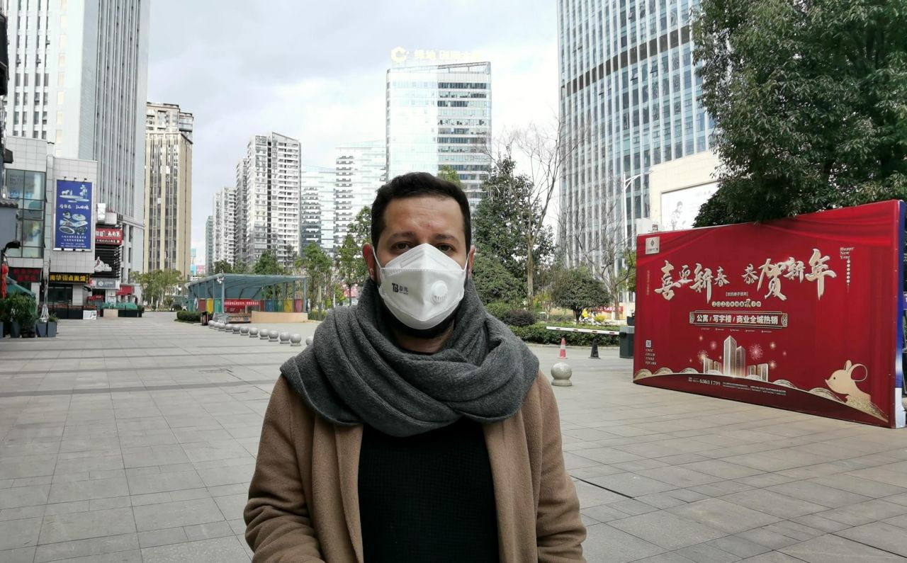Koronavirüs'ün ortaya çıktığı kentte yaşayan Türk oyuncu dehşeti anlattı