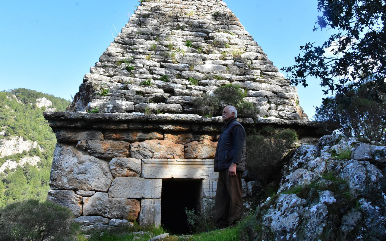 Yıllarca adak adanan dualar edilen türbe Yunan savaşçının mezarı çıktı