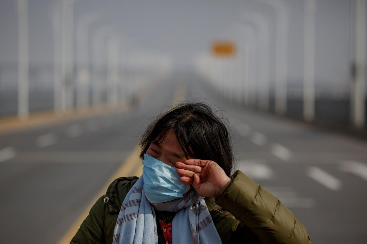 Çin'de lösemi kızını kontrol noktasından geçiremeyen anne gözyaşlarına boğuldu