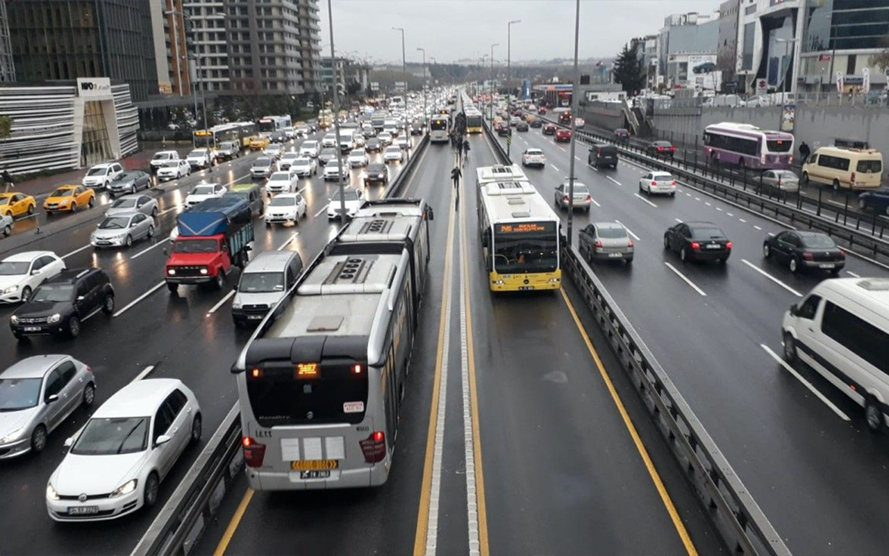 İstanbul'da toplu taşıma kullanımı 31 Mart'a göre yüzde 248,5 arttı