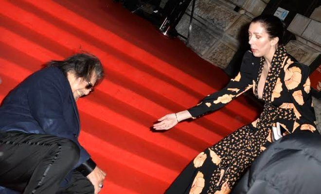 Hollywood yıldızı Al Pacino kırmızı halıda yere kapaklandı!