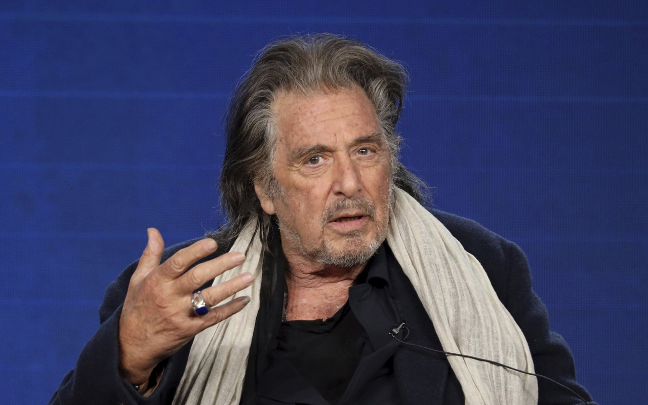 Hollywood yıldızı Al Pacino kırmızı halıda yere kapaklandı!