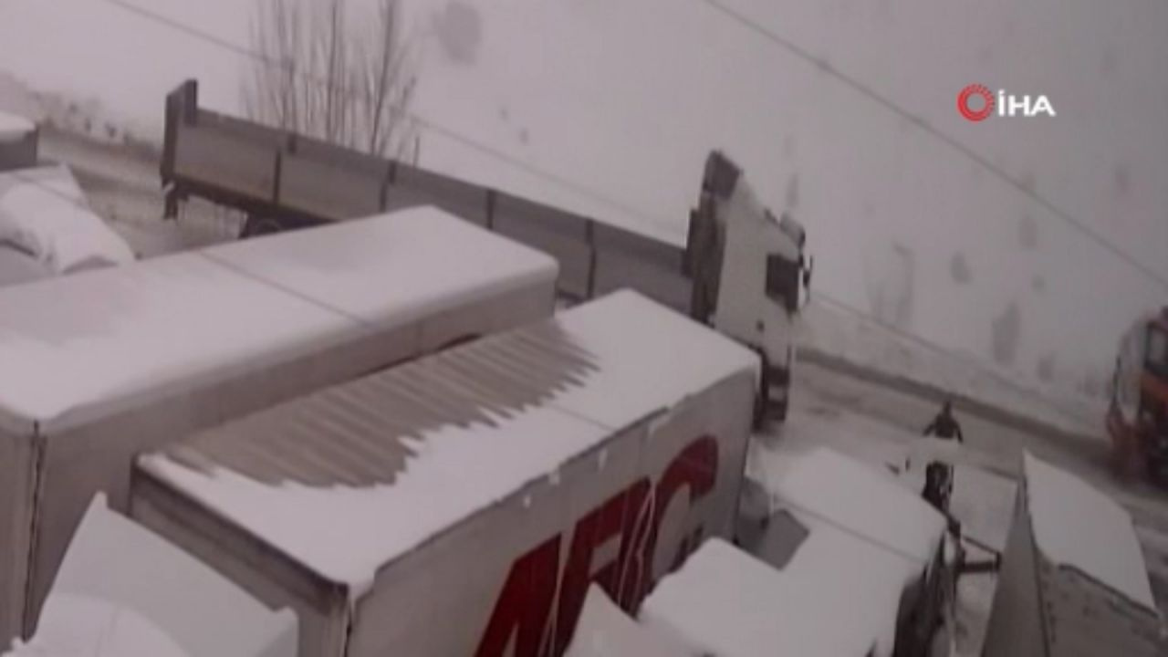 Sivas'ta bir kişi kar küreme aracını seyrederken canından oluyordu