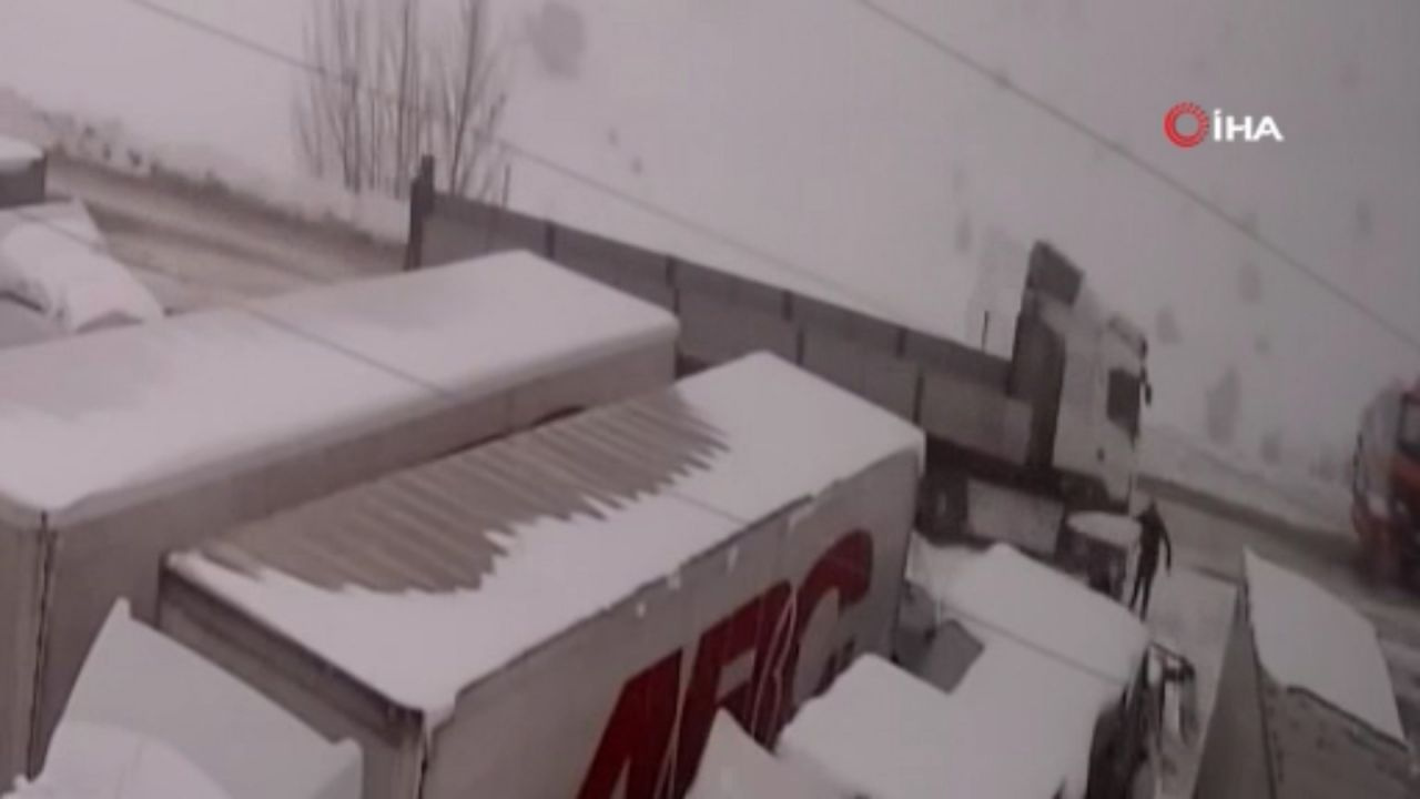 Sivas'ta bir kişi kar küreme aracını seyrederken canından oluyordu