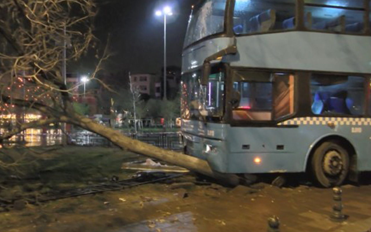 Kartal Sahilyolu'nda halk otobüsü durağa daldı: 3'ü ağır, 5 yaralı