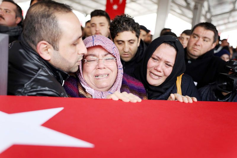 İdlib şehitleri Türkiye'yi ağlattı! Şehit cenazesinde CHP çelengi parçalandı