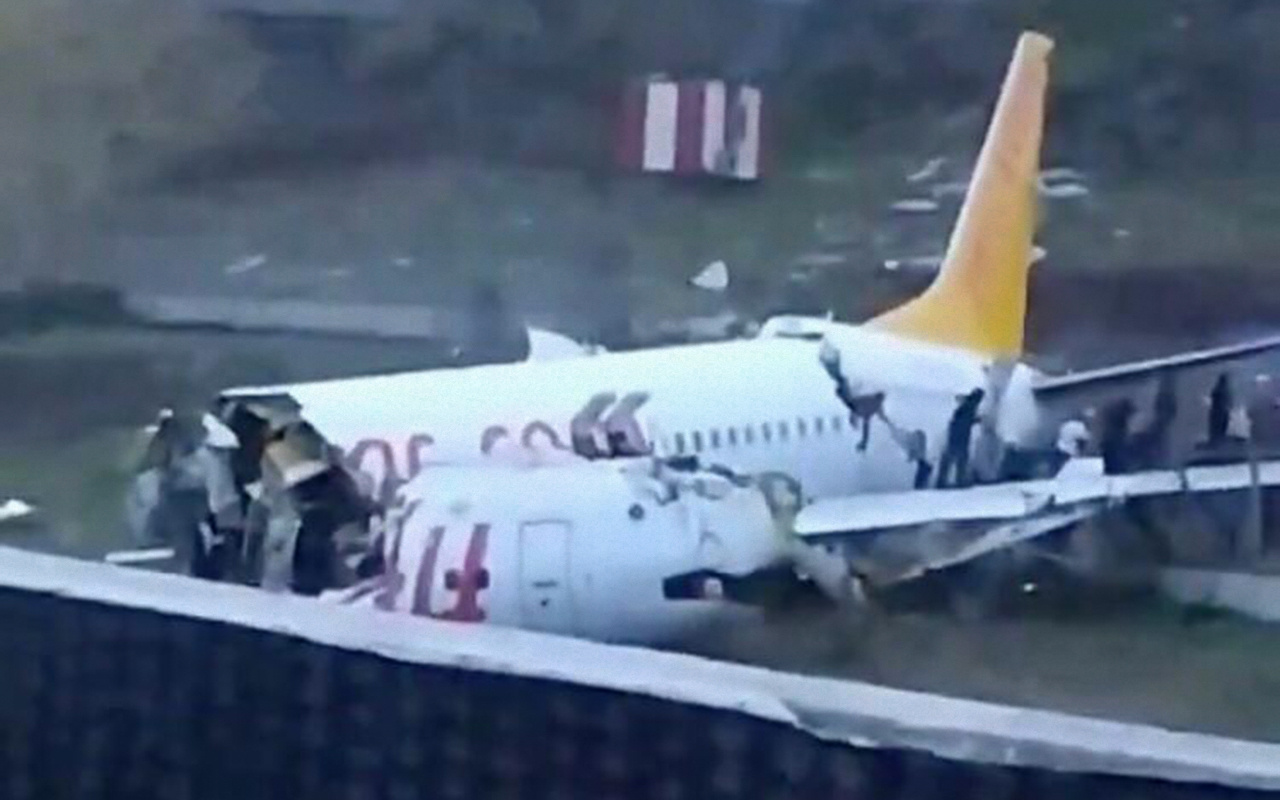 İstanbul Sabiha Gökçen'de pistten çıkan uçaktan korkutan görüntüler