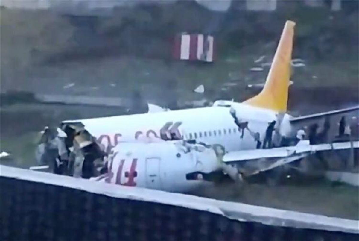 İstanbul Sabiha Gökçen'de pistten çıkan uçaktan korkutan görüntüler