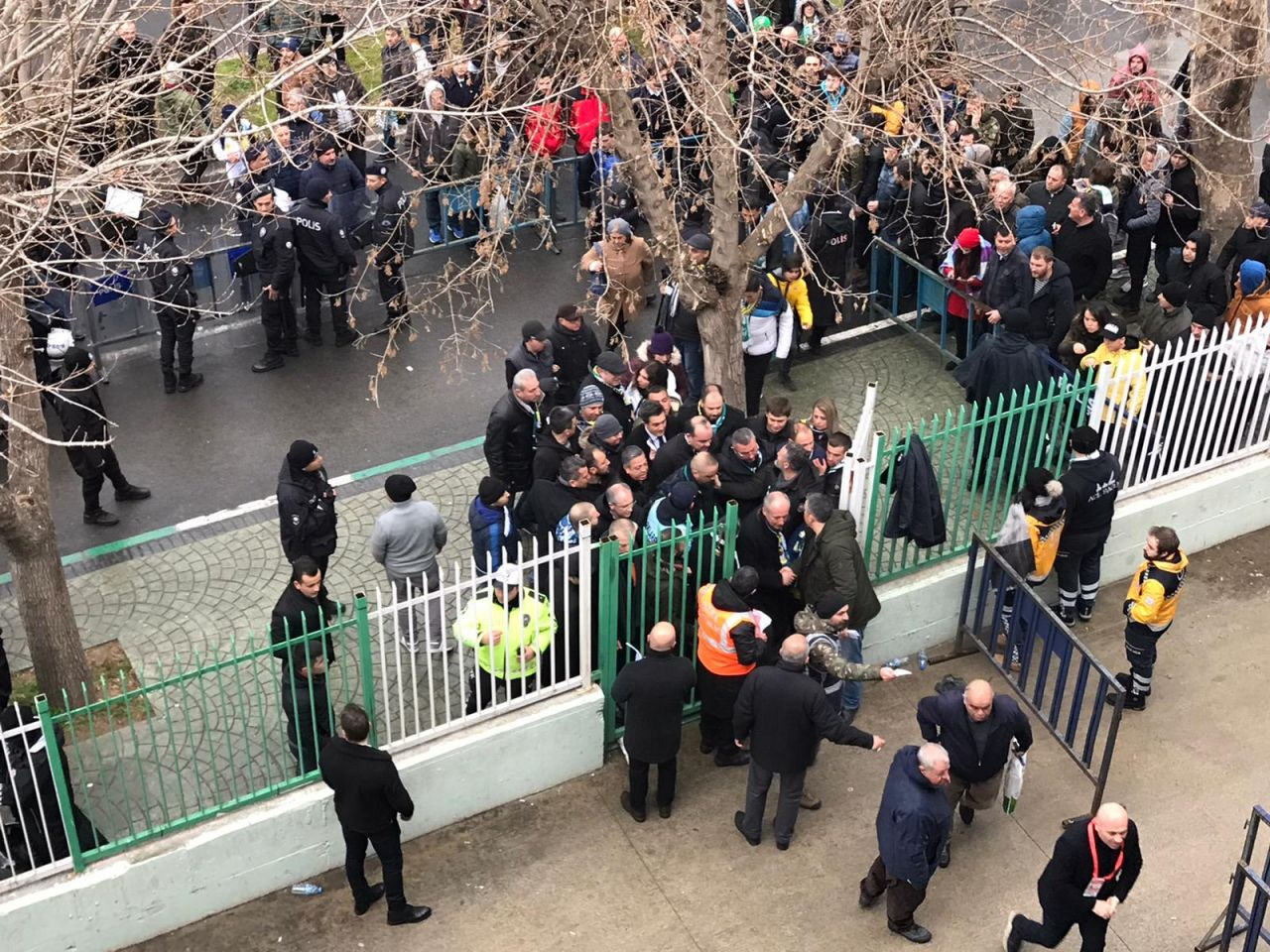 Kırklarelisporlu taraftarlar Fenerbahçe maçını çatıdan izledi