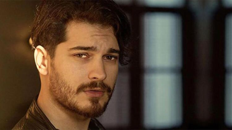 Çağatay Ulusoy'un mor pijamaları sosyal medyada olay oldu