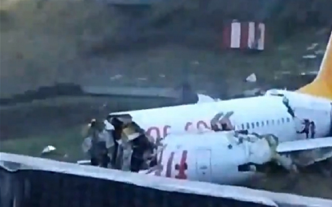 CNN Türk'te uçak kazasının dışında konuları konuşan eski pilot yayından alındı