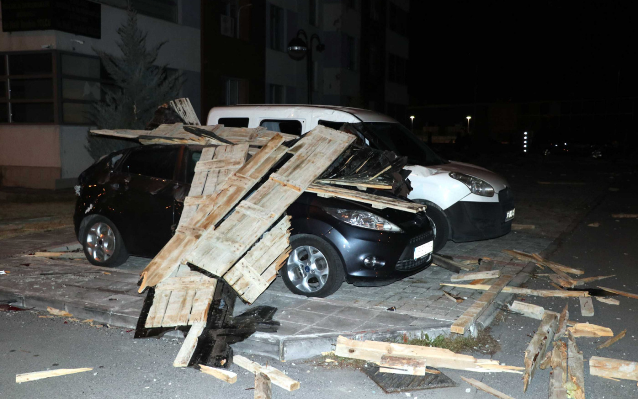 Kayseri fırtınayla kabusu yaşadı! Çatılar uçtu okullar tatil edildi