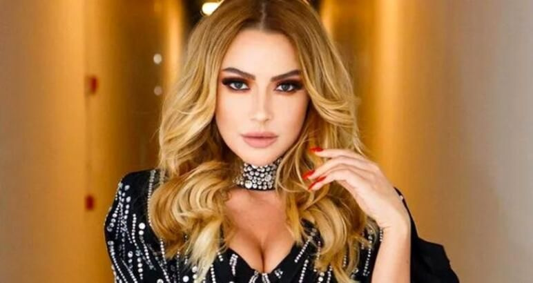 Hadise, O Ses Türkiye'de giydiği dekolteli elbiseyle sosyal medyayı salladı