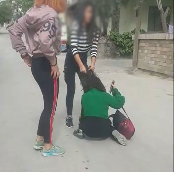 Denizli'de kızlar çete kurup sokaklarda dehşet saçtılar