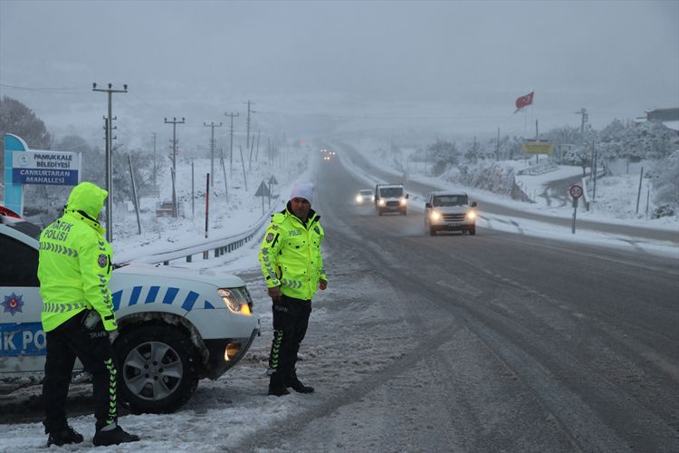 Kar bastırdı yollar kapanıyor! Meteoroloji İstanbul için haber verdi