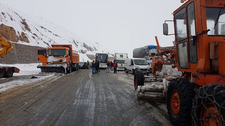 Kar bastırdı yollar kapanıyor! Meteoroloji İstanbul için haber verdi