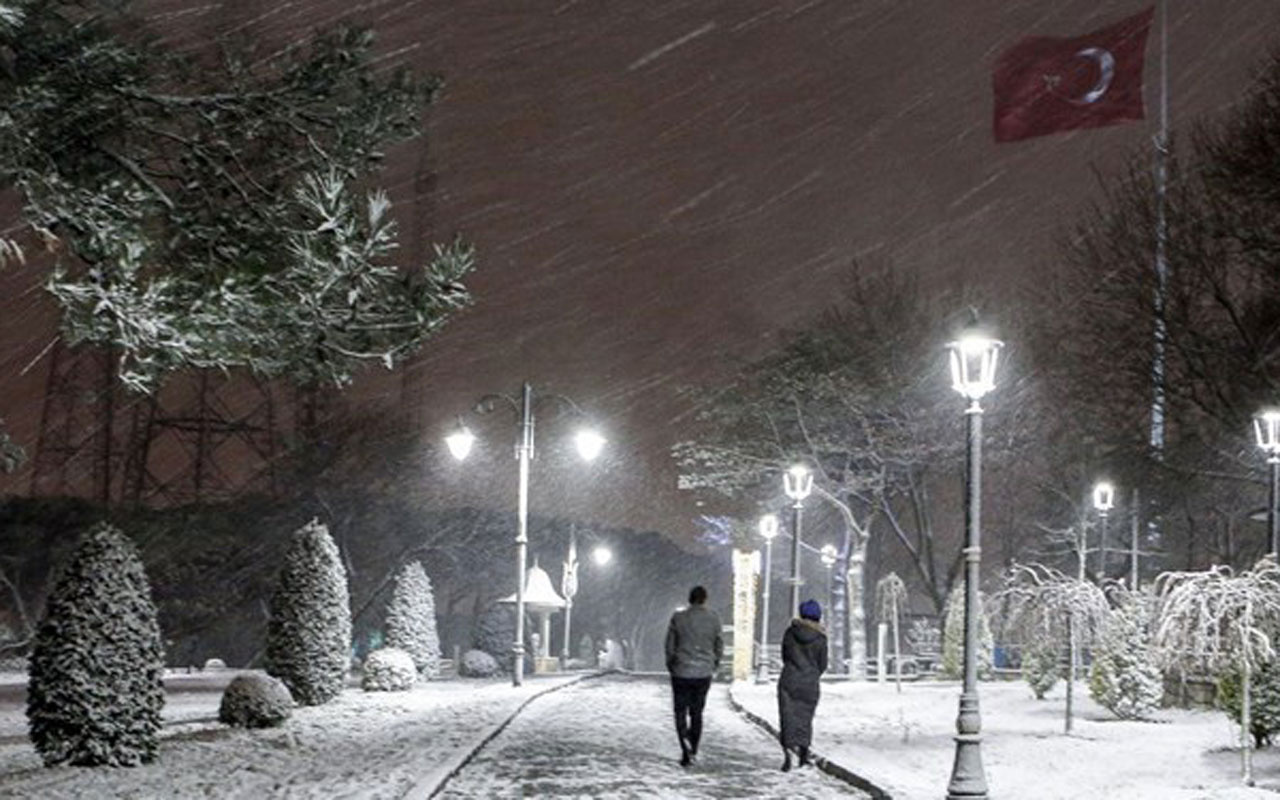 İstanbul'da kar yağışı şehir beyaza bürüründü saat kaça kadar sürecek