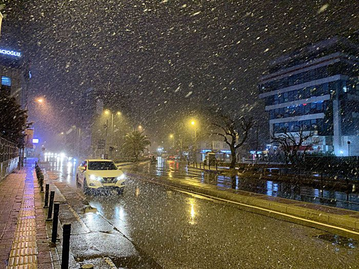 İstanbul'da kar yağışı şehir beyaza bürüründü saat kaça kadar sürecek