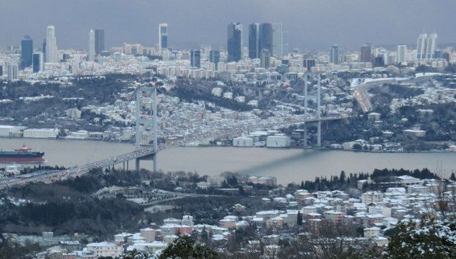 İstanbul'da kar yağışı şehir beyaza bürüründü saat kaça kadar sürecek