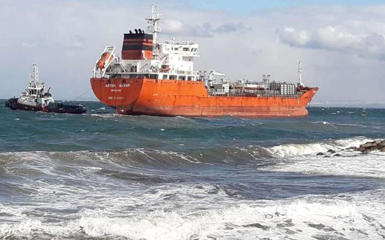 Yalova'da sürüklenen gemi kıyı ekiplerince tersaneye yanaştırıldı