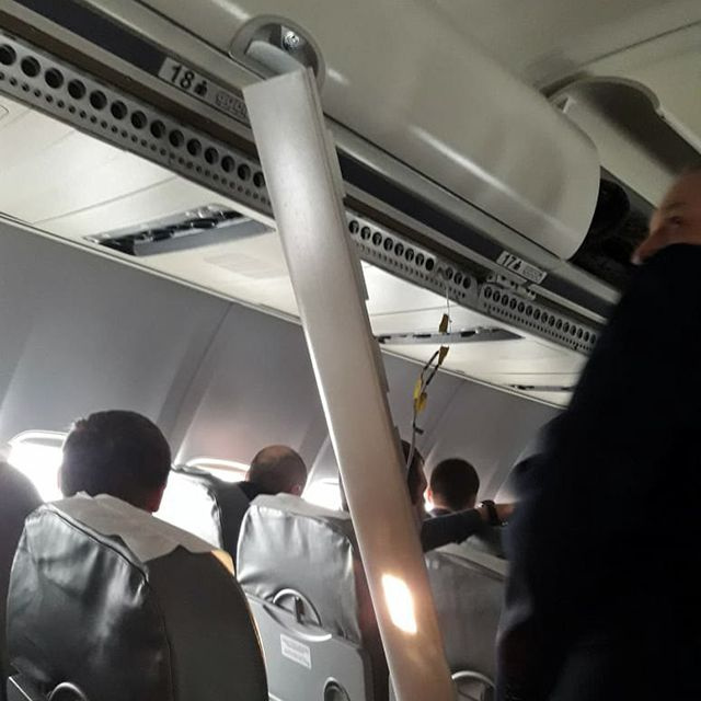 Rus yolcu uçağının kuyruğu piste çarptı