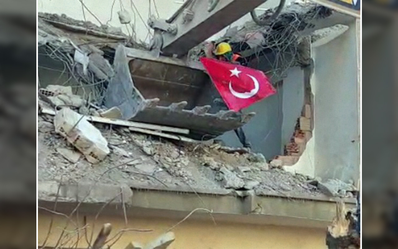 Elazığ'daki yıkımda işçinin bayrak hassasiyeti