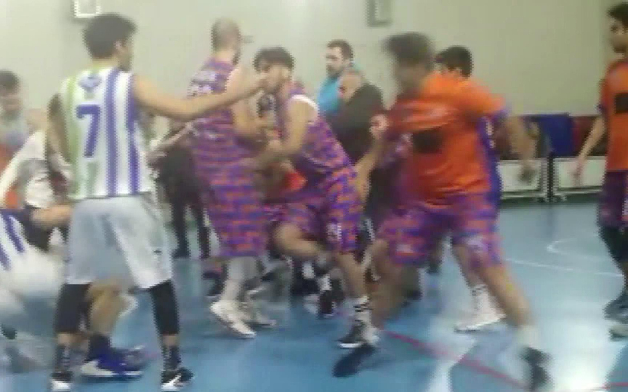 Basketbol maçında hakemlere saldırı kamerada