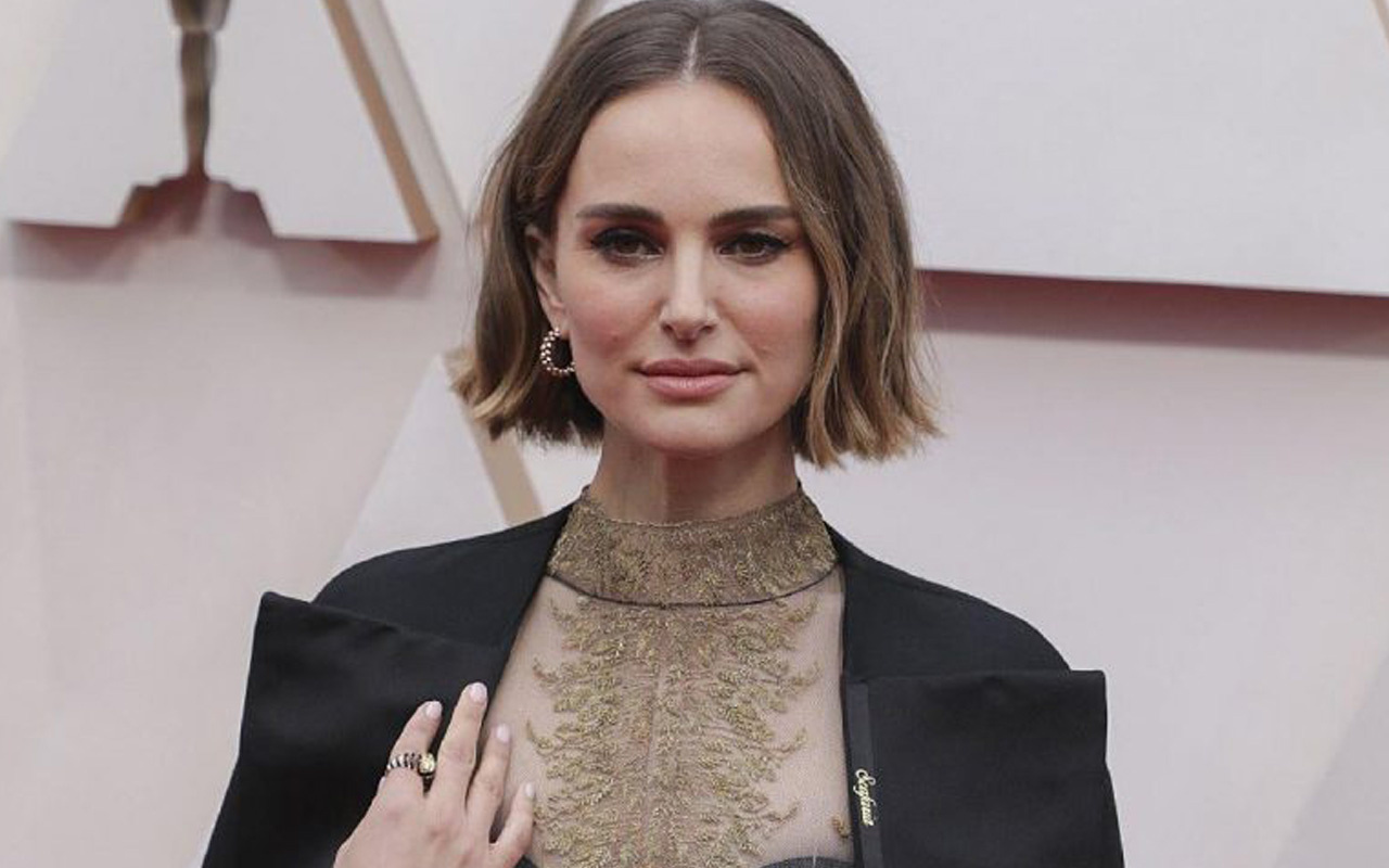 Natalie Portman, ceketiyle 92. Oscar törenine damga vurdu