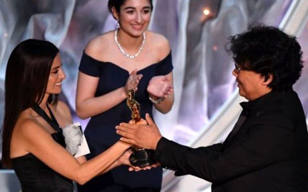 Oscar tarihinde bir ilk! İngilizce olmayan Parazit filmi en iyi yapım seçildi