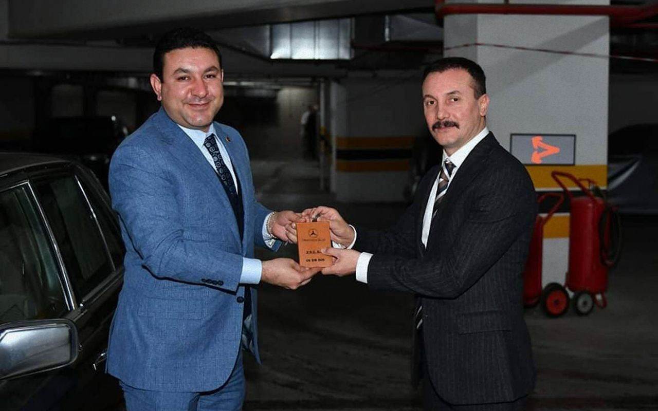 Devlet Bahçeli klasik otomobilini Harran Belediye Başkanı Özyavuz'a hediye etti