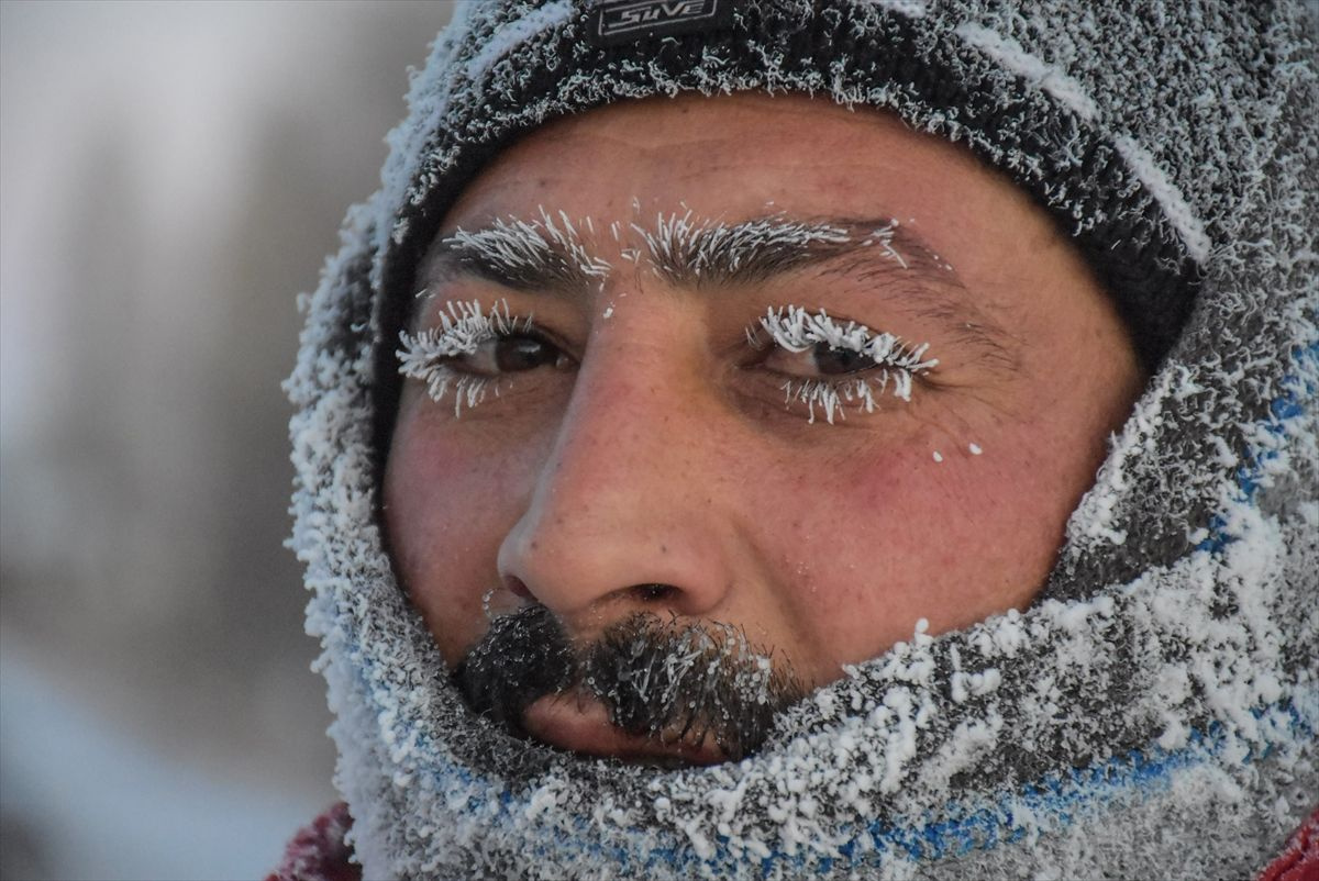 Kars'ta kaşı kirpikleri bıyığı buz tutan vatandaş soğuk hava çilesine mani koştu