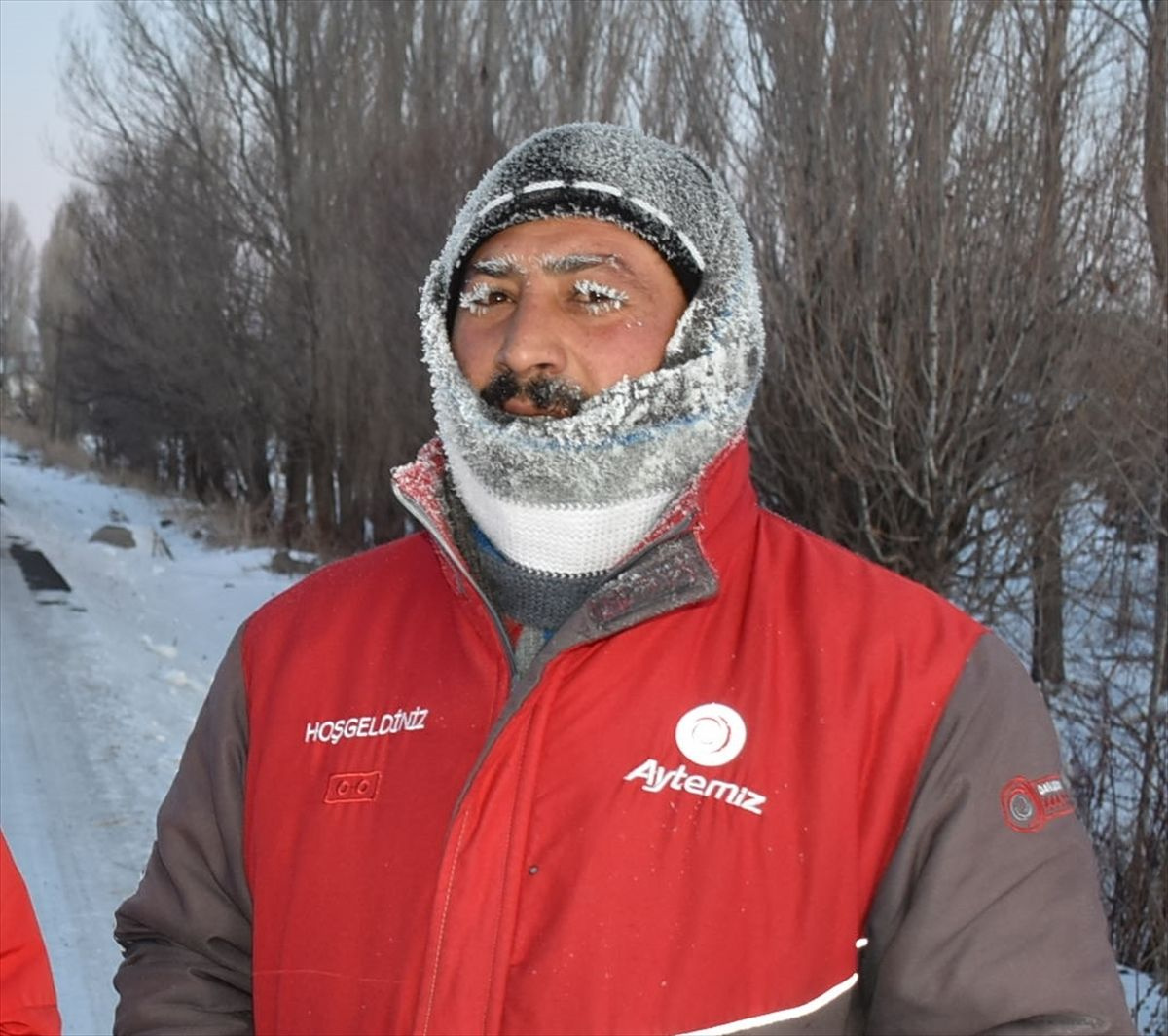 Kars'ta kaşı kirpikleri bıyığı buz tutan vatandaş soğuk hava çilesine mani koştu