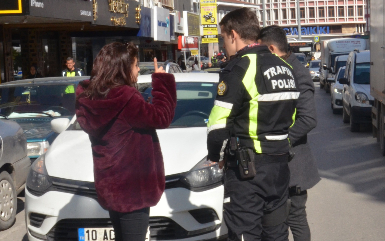 Balıkesir'de bir kadın ceza yazan polisi tehdit etti