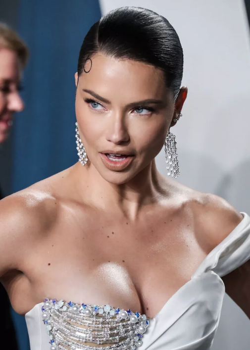 Adriana Lima Oscar sonrası partideki kıyafetiyle yerden yere vuruldu 'Moda felaketi'