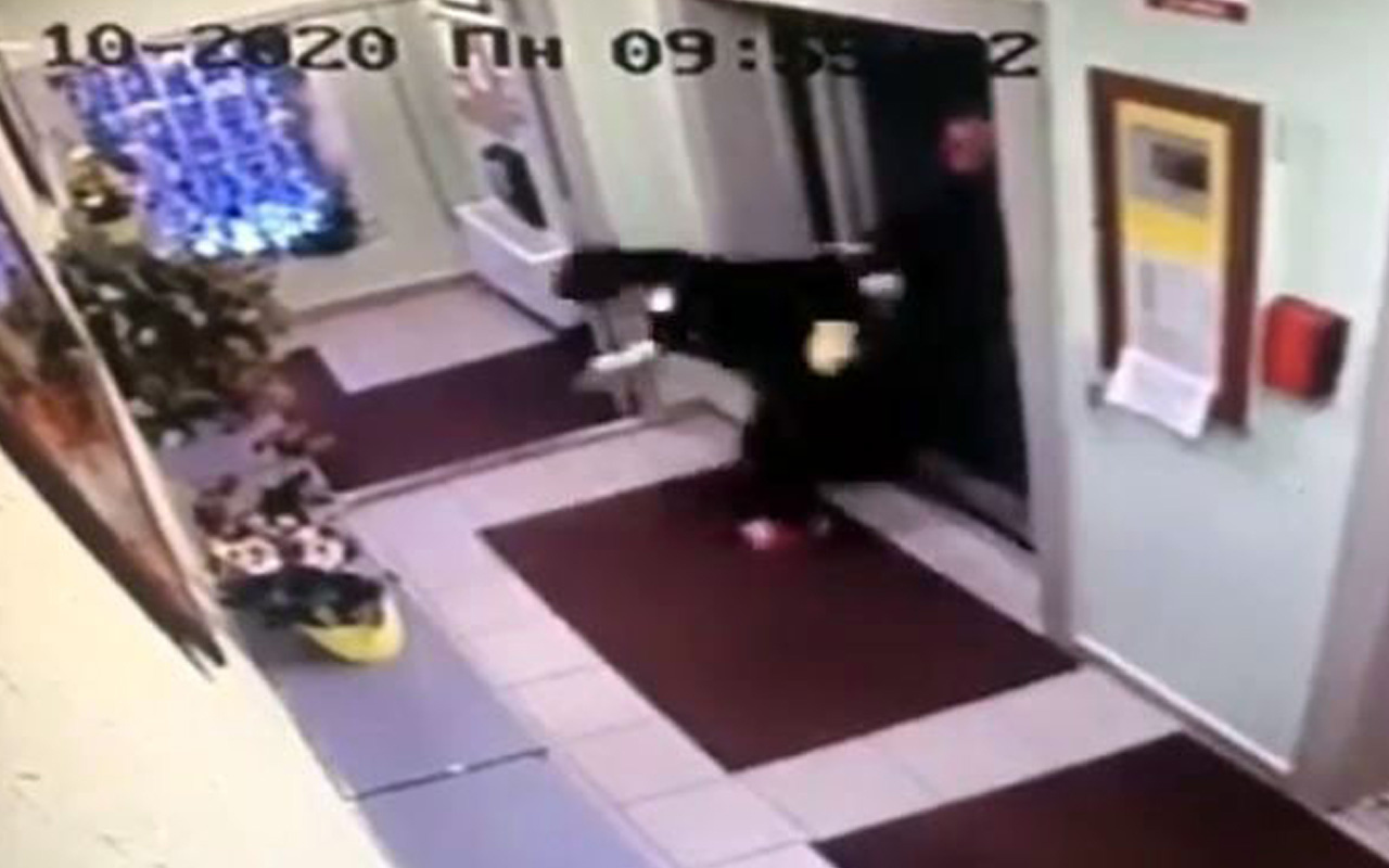 Otelde şoke eden görüntü! Müşteri temizlikçi kadını asansörden fırlattı