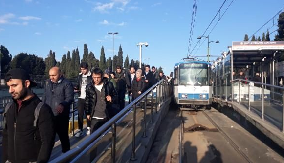 İstanbul'da tramvay seferlerinde arıza! İşe ve okullarına geç kaldılar
