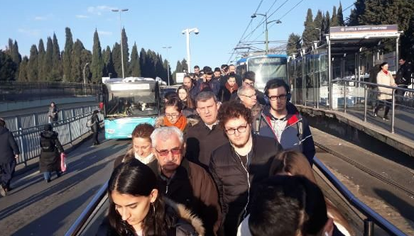 İstanbul'da tramvay seferlerinde arıza! İşe ve okullarına geç kaldılar