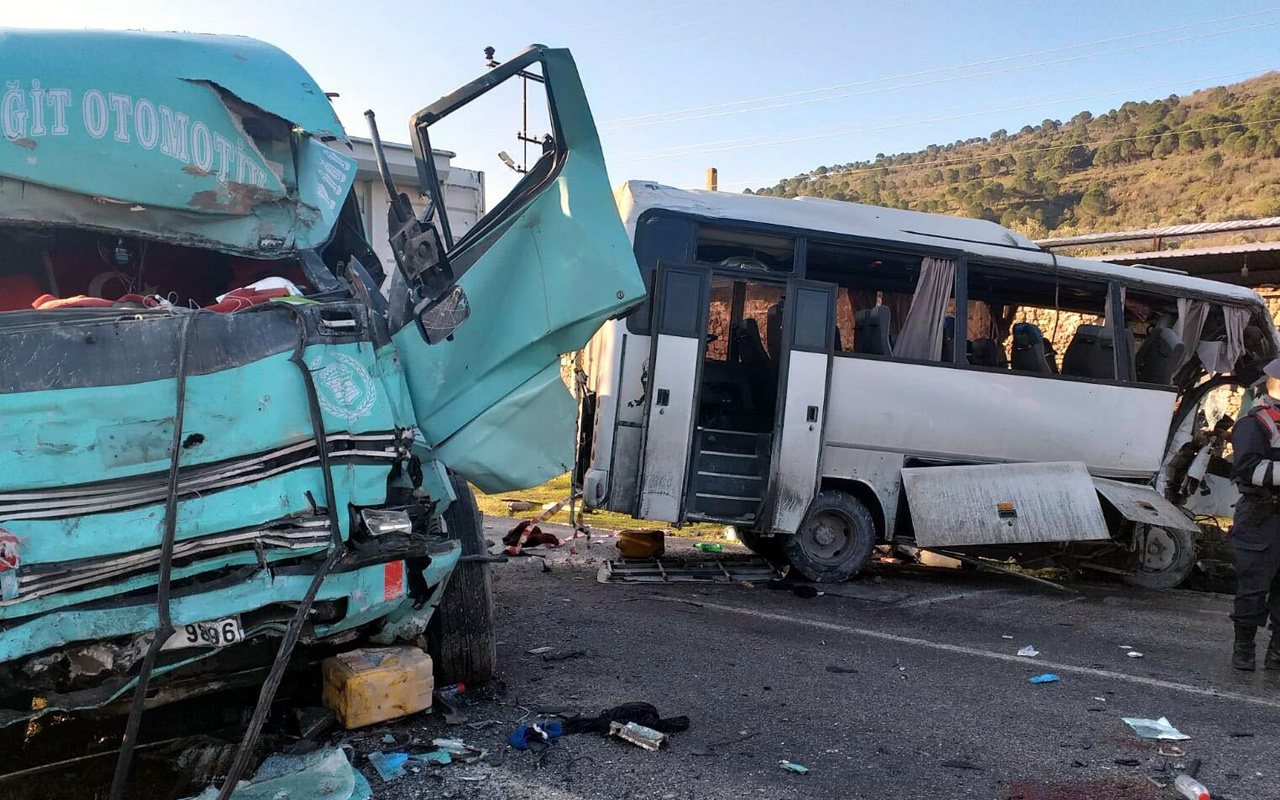 İzmir Bergama'da servis aracı ile kamyon çarpıştı: 4 ölü, 8 yaralı