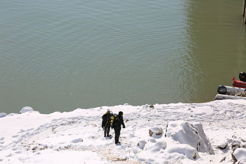 Kayıp Gülistan Doku'yu buz tutan baraj gölünde aradılar