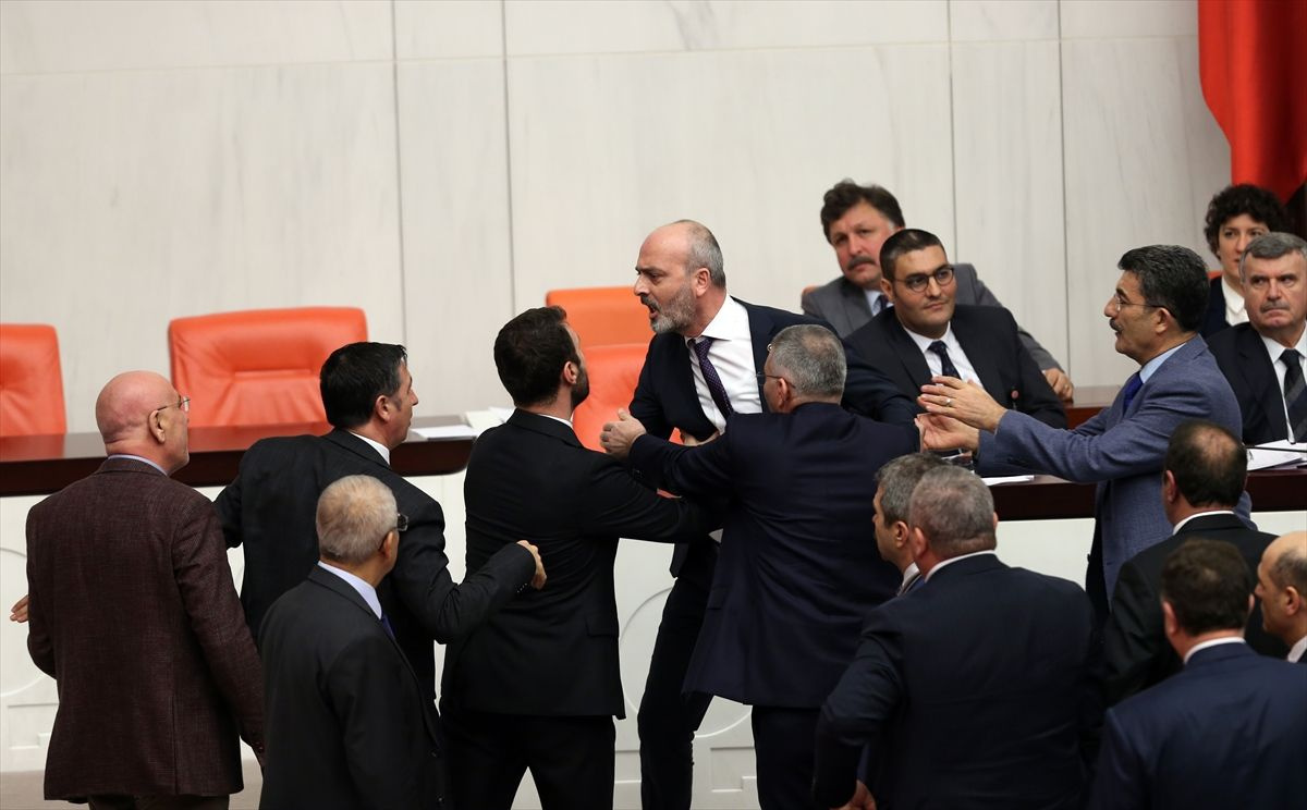 Meclis fena karıştı AK Parti ve İYİ Partililer birbirine girdi